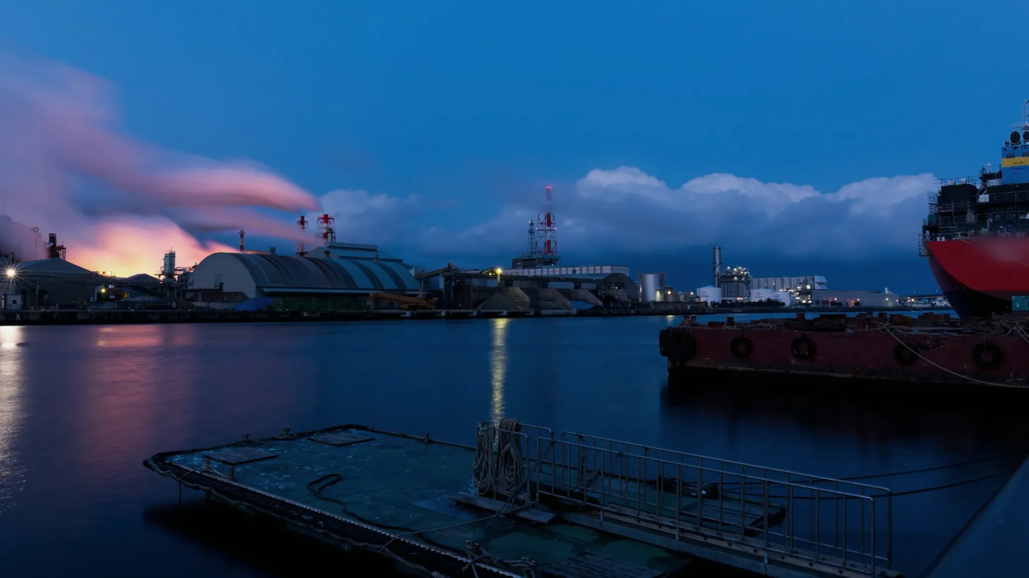 夕暮れの八戸港